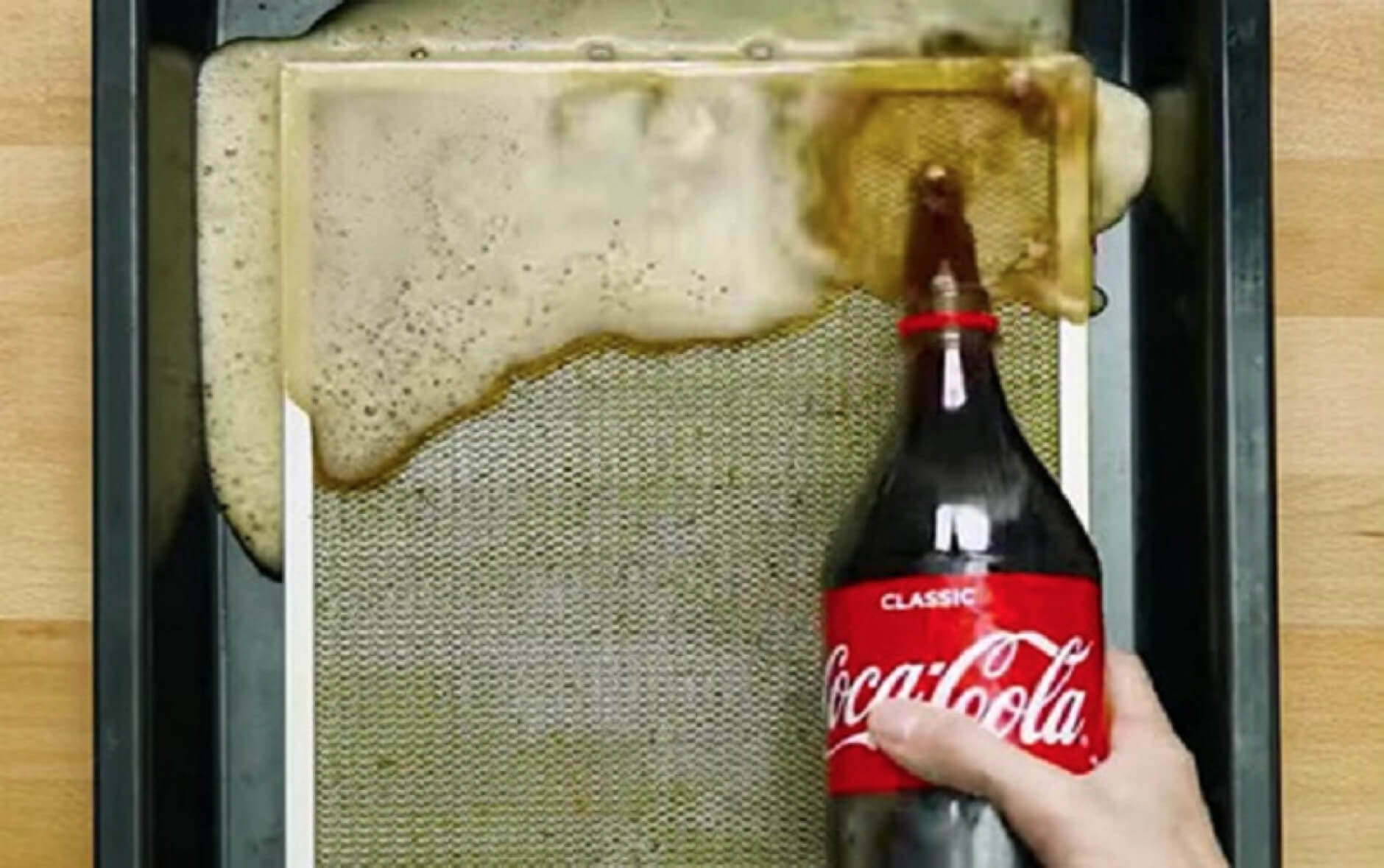 Cách vệ sinh máy hút mùi bằng Coca Cola