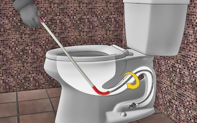 Cách thông tắc bồn cầu bằng dây lò xò