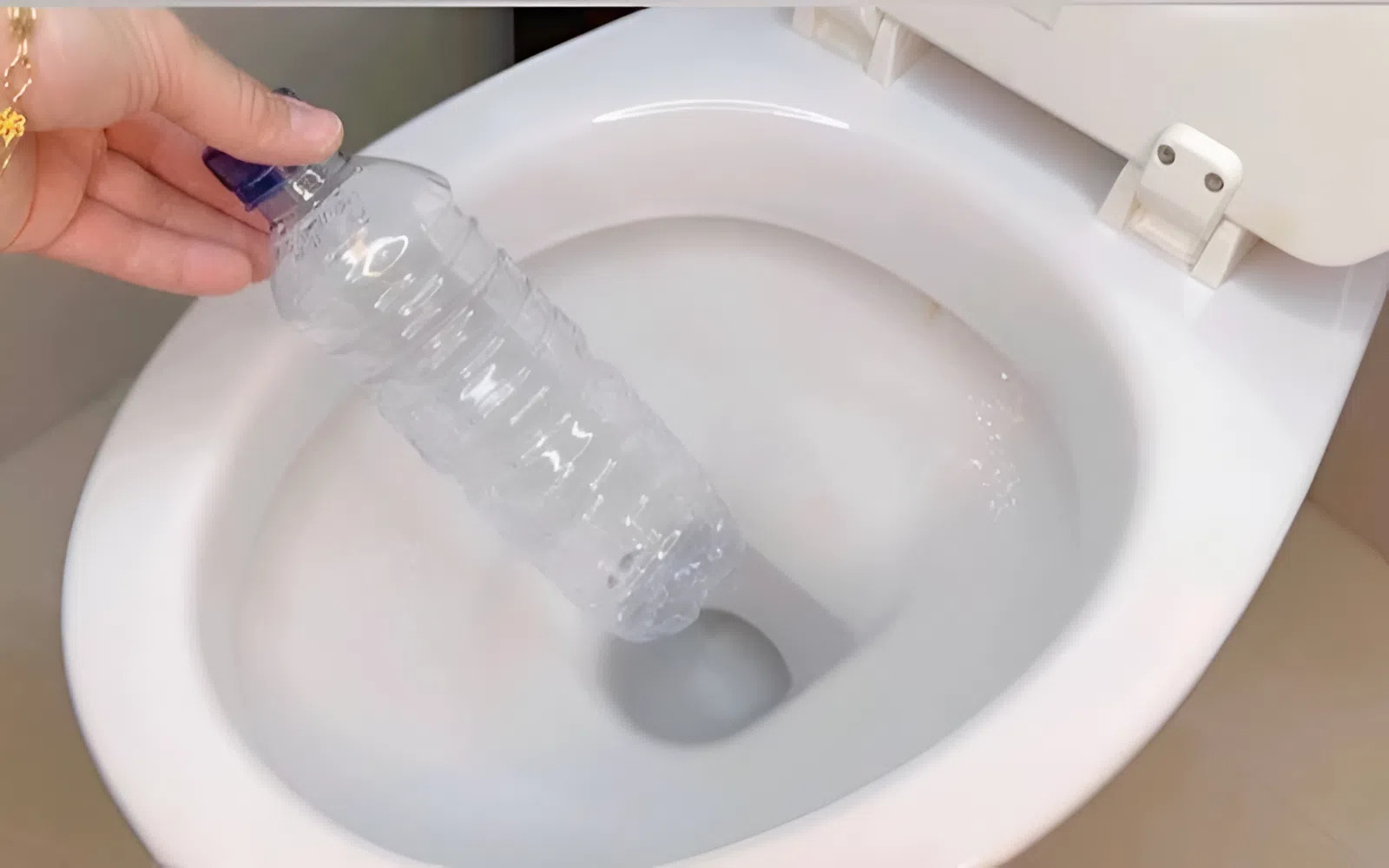 Cách xử lý bồn cầu bị tắc bằng vỏ chai nhựa