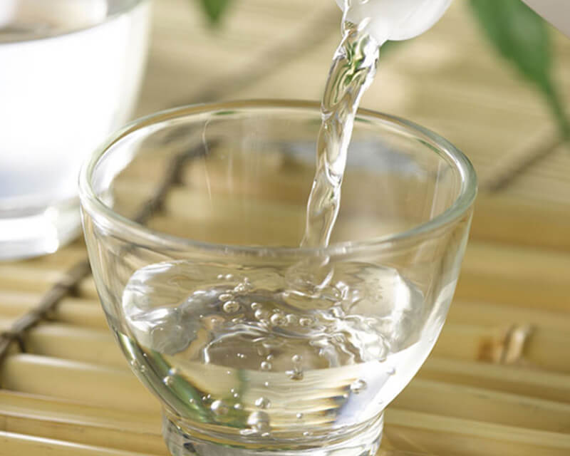 Cách làm sạch gương phòng tắm bằng giấm trắng