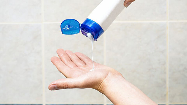 Sử dụng dầu gội để vệ sinh gương phòng tắm