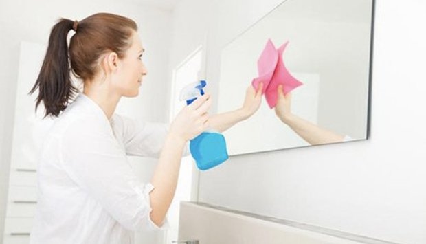 Vệ sinh bằng nước lau kính