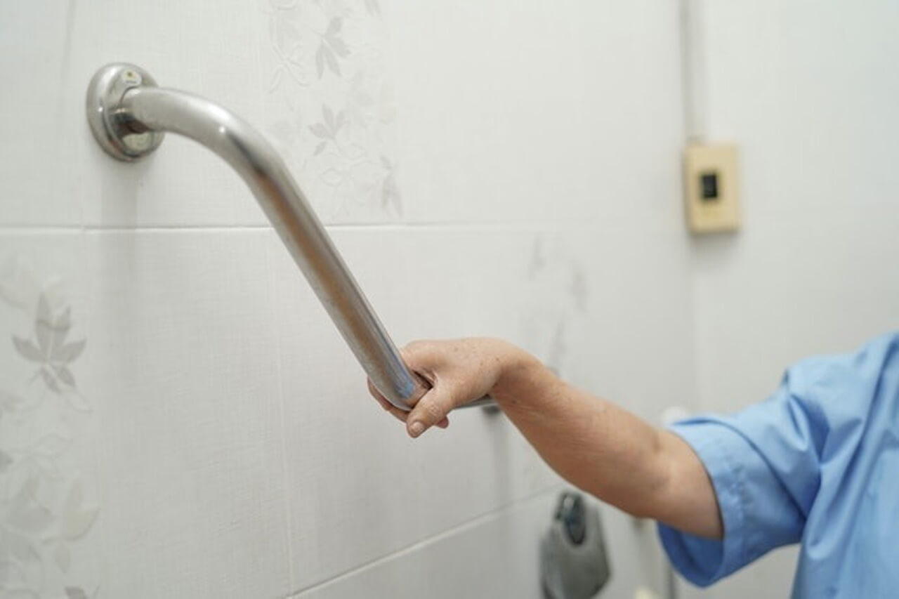 Thiết kế tay vịn trong nhà tắm giúp người lớn tuổi tự chủ động trong việc vệ sinh cá nhân