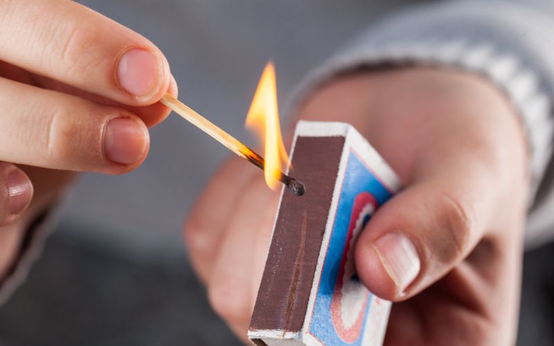 Sử dụng diêm để ngăn mùi hôi bồn cầu