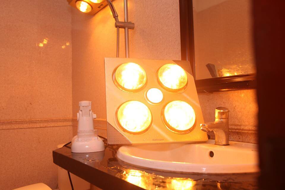 Đèn sưởi thường có chức năng làm ấm phòng tắm