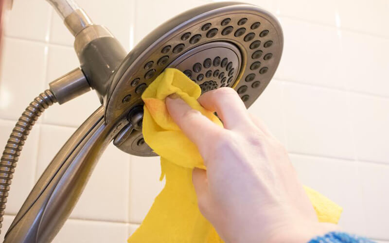 Vệ sinh vòi sen tắm bằng khăn mềm, tránh dùng vật dụng sắc nhọn