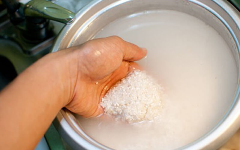 Ngâm khăn trong nước vo gạo loại bỏ chất nhầy 