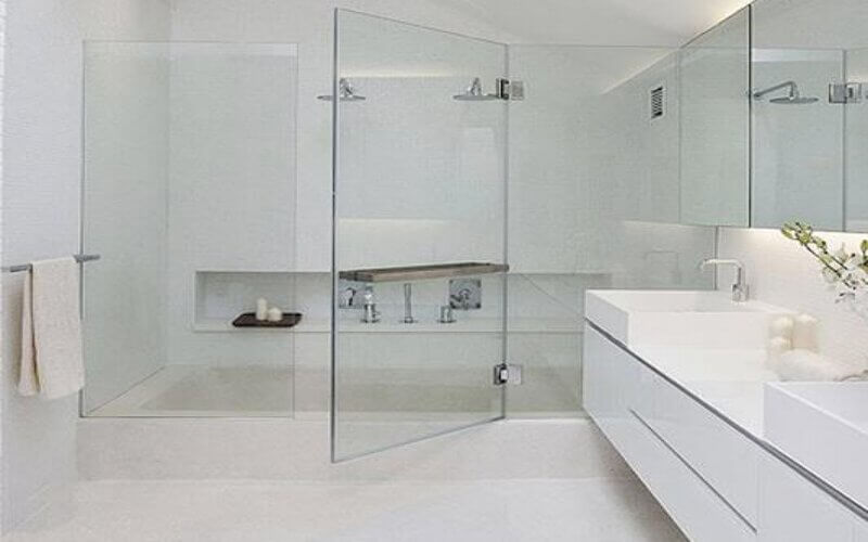 Mẫu phòng tắm tầm trung với vách kính