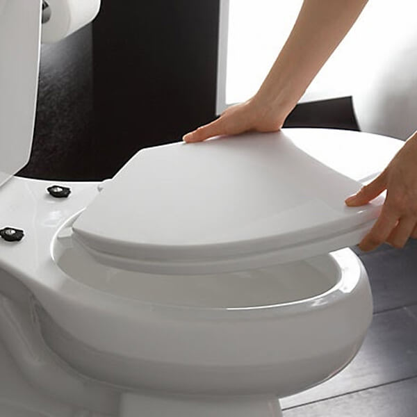 Thay nắp bồn cầu đảm bảo về tính thẩm mỹ cho nhà vệ sinh