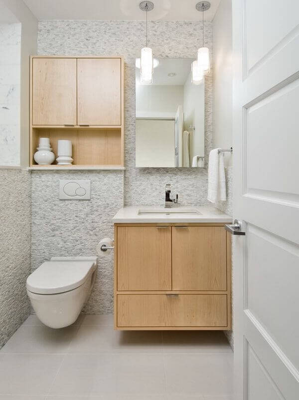 Phòng tắm với tông màu trắng kết hợp với nội thất màu gỗ