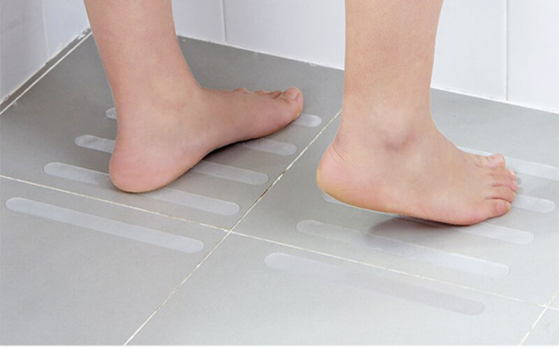 Cách chống trơn trượt nhà tắm bằng băng dán chuyên dụng 