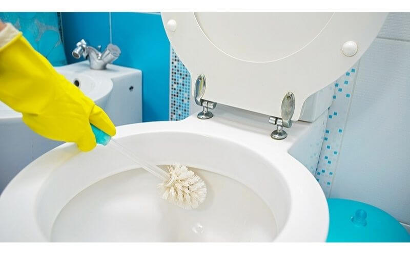 Dọn nhà vệ sinh thường xuyên giúp ngăn ngừa vi khuẩn, vết bẩn