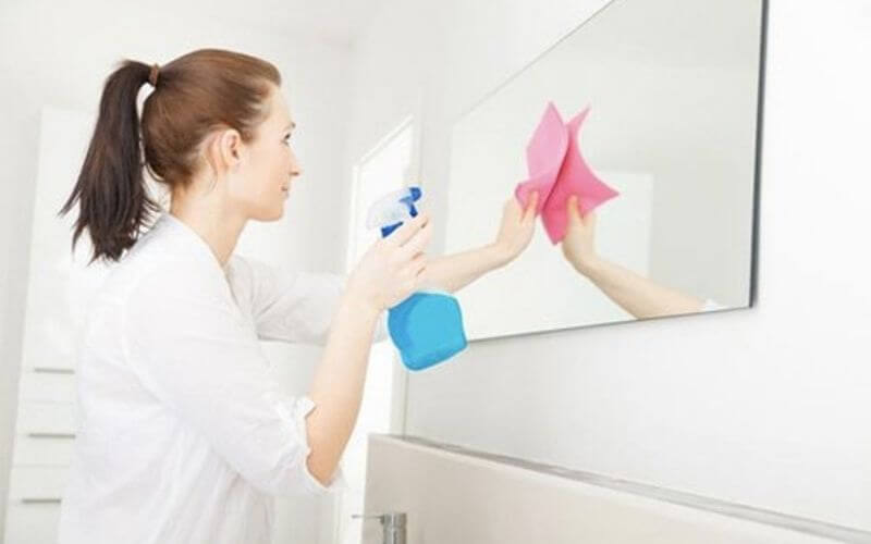 Lau chùi gương và mặt kính giúp sạch sẽ và thoáng mát hơn