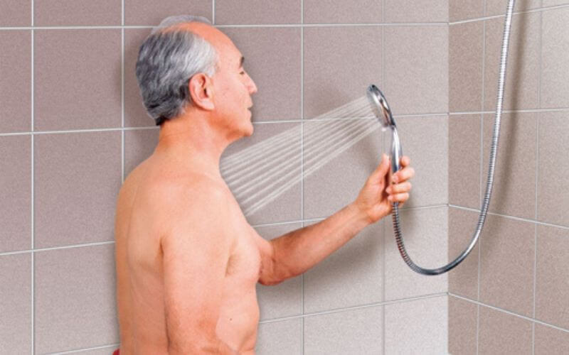 Đảm bảo độ an toàn khi tắm cho người lớn tuổi