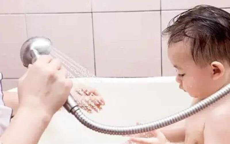 Thời gian tắm cho trẻ em được điều chỉnh phù hợp với từng độ tuổi của trẻ. 