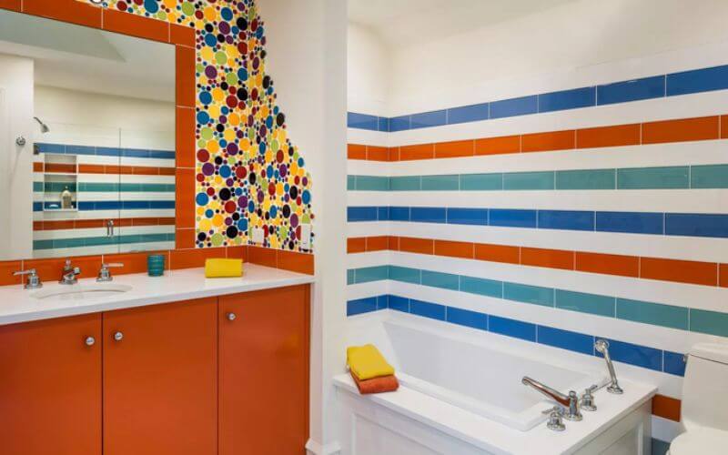 Cách phối màu gạch nhà tắm đẹp kết hợp giữa cam và xanh