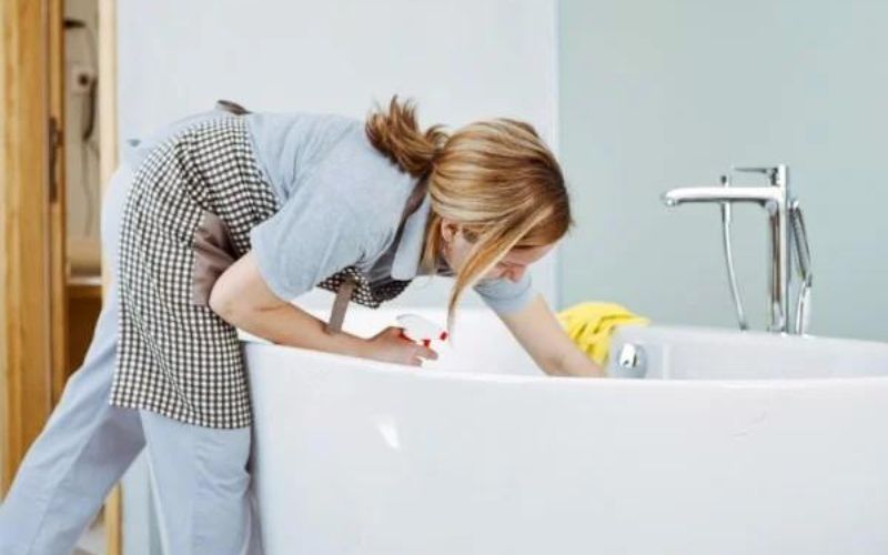 Vệ sinh bồn tắm sạch sẽ giúp cho bồn tắm được bền lâu hơn