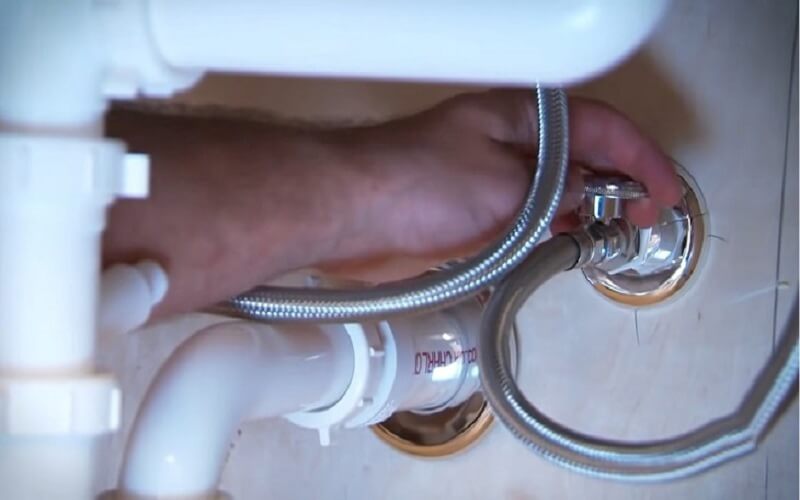 Khóa nguồn nước để thay vòi nước bồn rửa chén