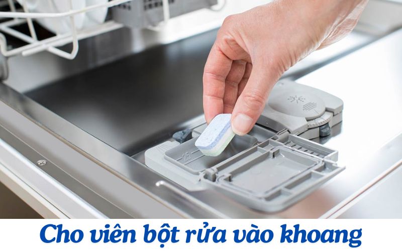 Cho viên bột rửa vào khoang