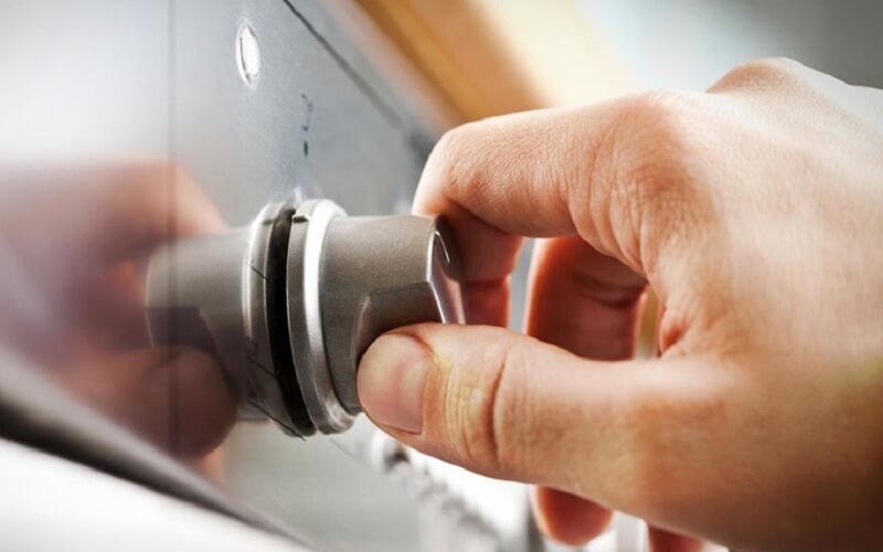 Vặn núm bếp gas ngược kim đồng hồ để khắc phục tình trạng bếp không giữ được lửa