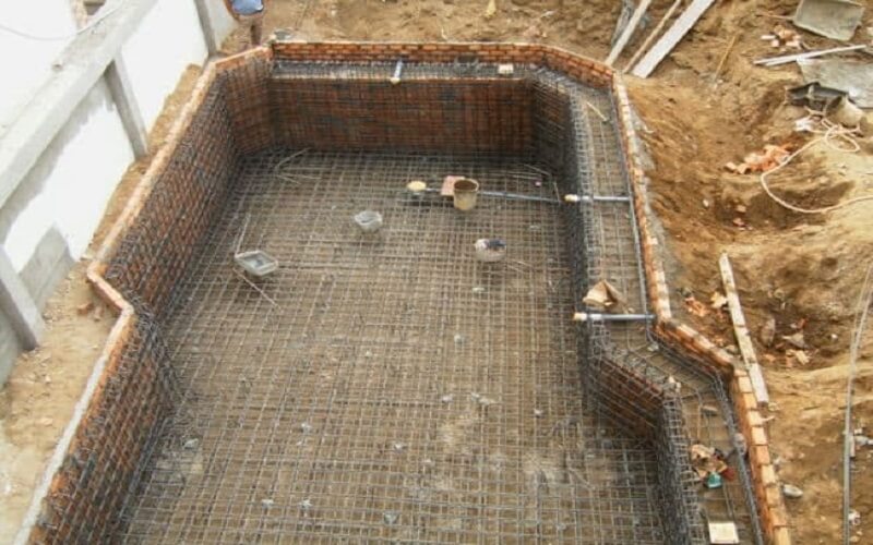 Tiến hành xây dựng bể bơi bằng gạch