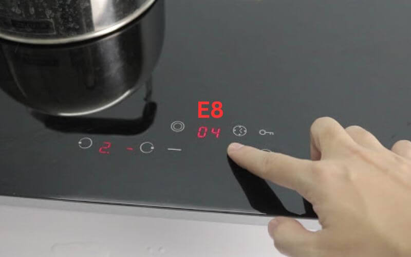  Màn hình LED hiển thị lỗi E8, đây là tín hiệu cho thấy bếp từ đang gặp vấn đề