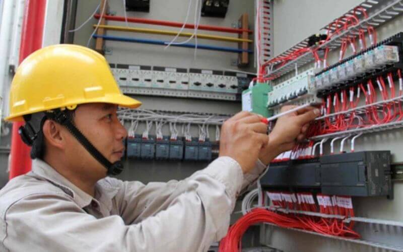 Thuê thợ điện chuyên nghiệp lắp đặt