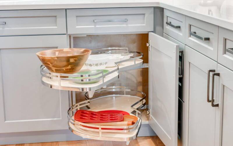 Kệ góc liên hoàn và mâm xoay tủ bếp có khả năng xoay tròn khi sử dụng