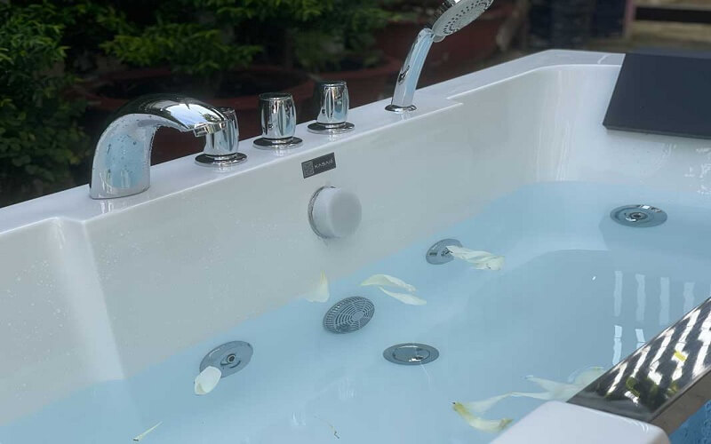 Kiểm tra chỉnh cường độ hydro – massage của bồn tắm