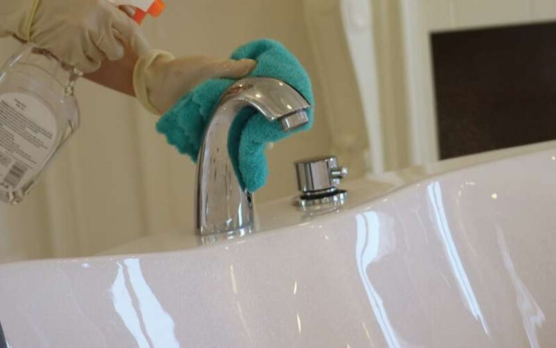 Kiểm tra đầu phun nước của vòi tắm massage bồn tắm