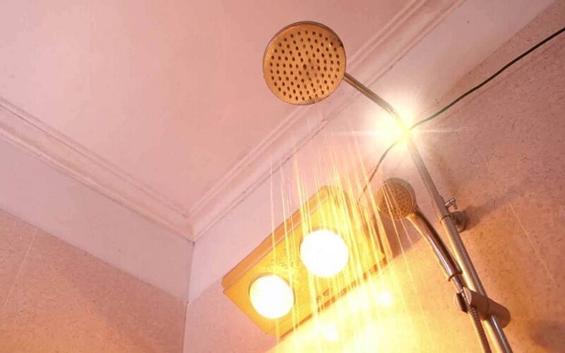 Đèn sưởi giúp làm ấm nhà tắm, bảo vệ sức khỏe người dùng