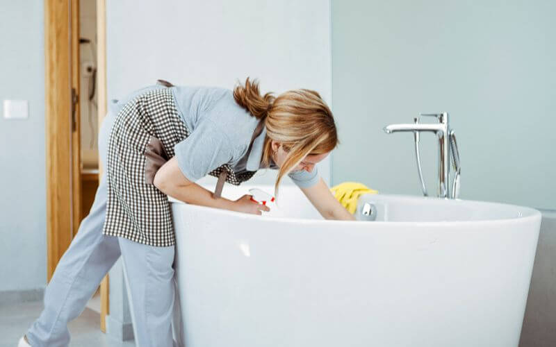 Dọn dẹp bồn tắm sau khi sử dụng để ngăn mùi hôi
