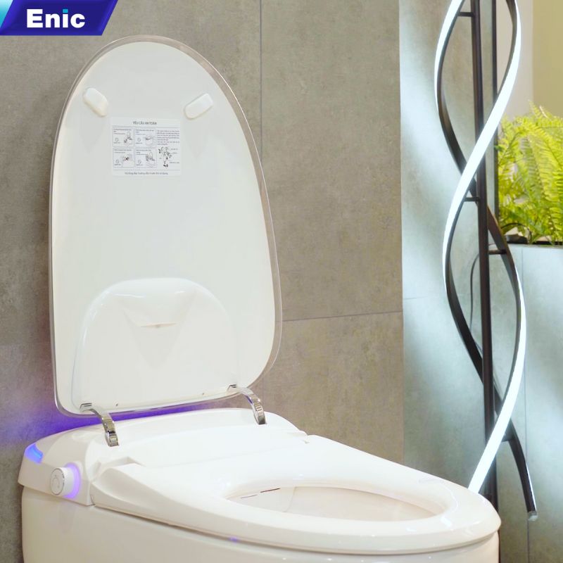 Bệ ngồi được làm bằng nhựa PVC
