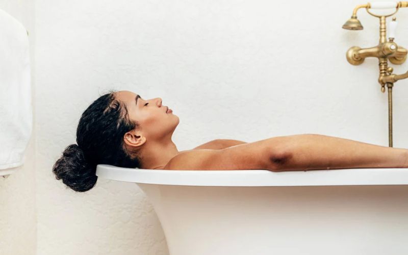 Ngâm trong bồn nước nóng giúp cơ thể thư giãn