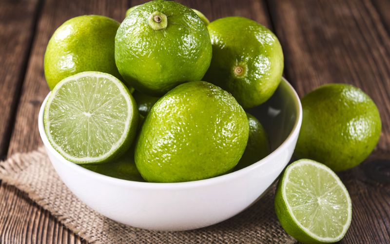 Dùng chanh chà trực tiếp lên vết bẩn để loại bỏ dễ dàng hơn