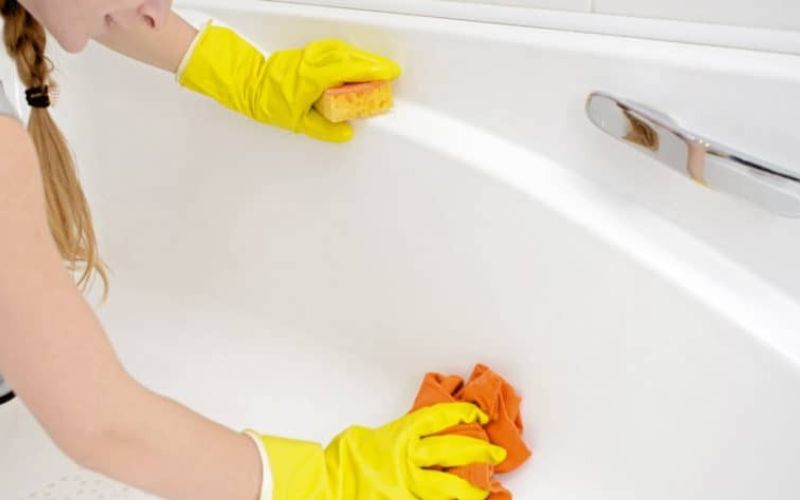 Dùng cọ mềm hoặc miếng bọt biển để không làm trầy xước lớp men của bồn