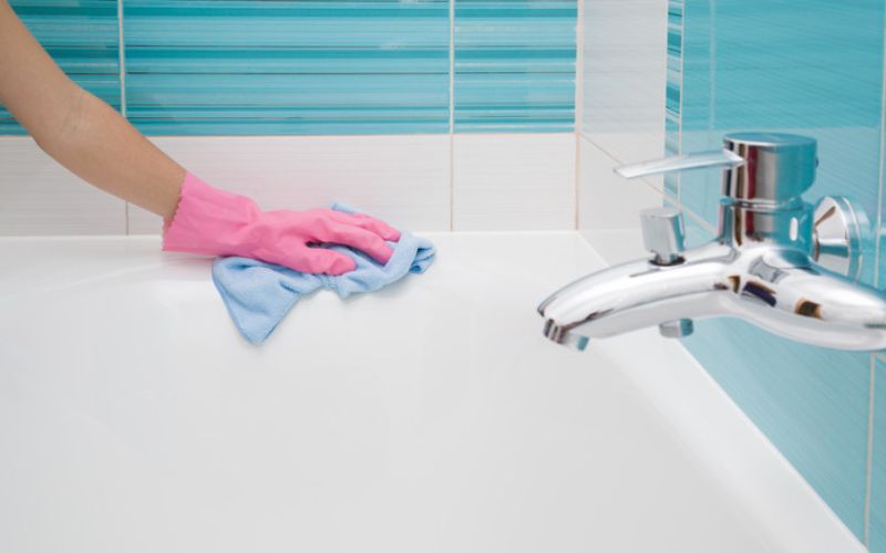 Nên lau khô bồn sau khi vệ sinh xong