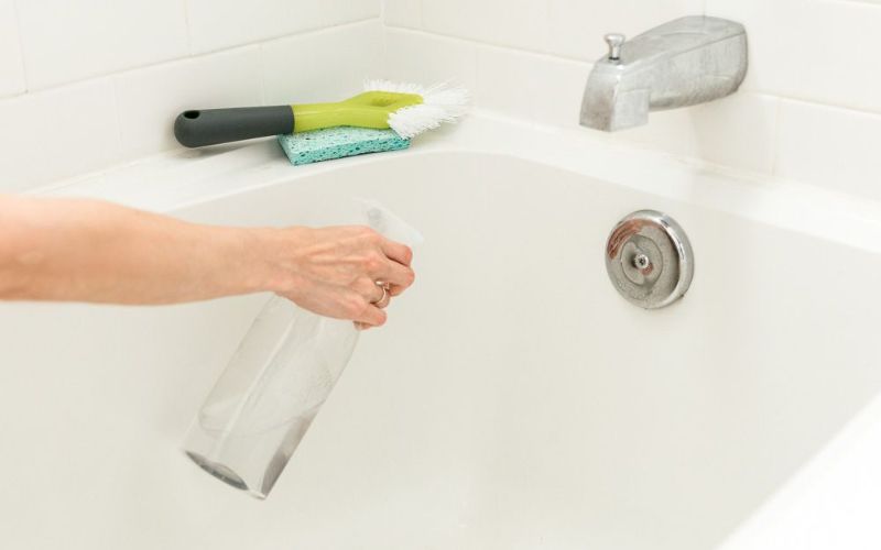 Làm sạch bồn tắm định kỳ để tránh tình trạng bị kẹt