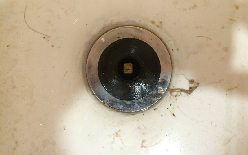 Nút thoát nước bồn tắm bị kẹt do các dị vật