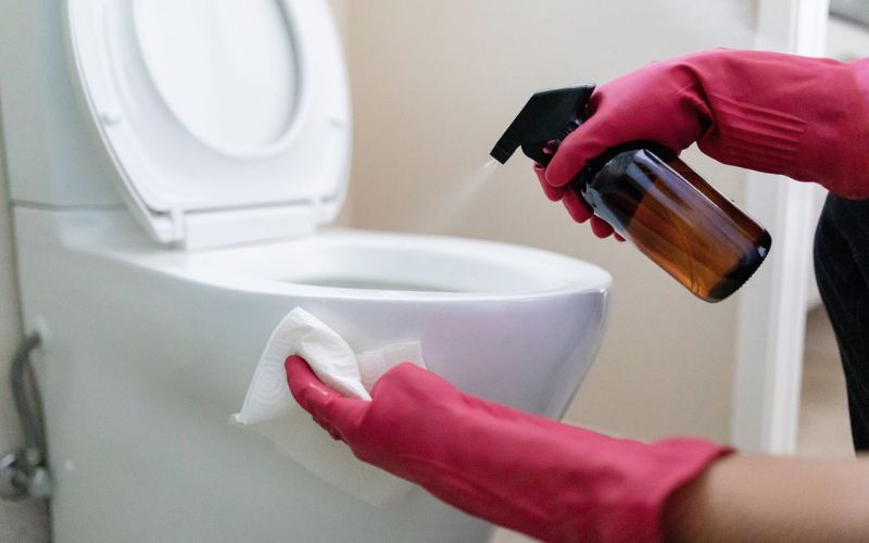 Bồn cầu không được vệ sinh thường xuyên khiến dẫn đến nghẹt hơi