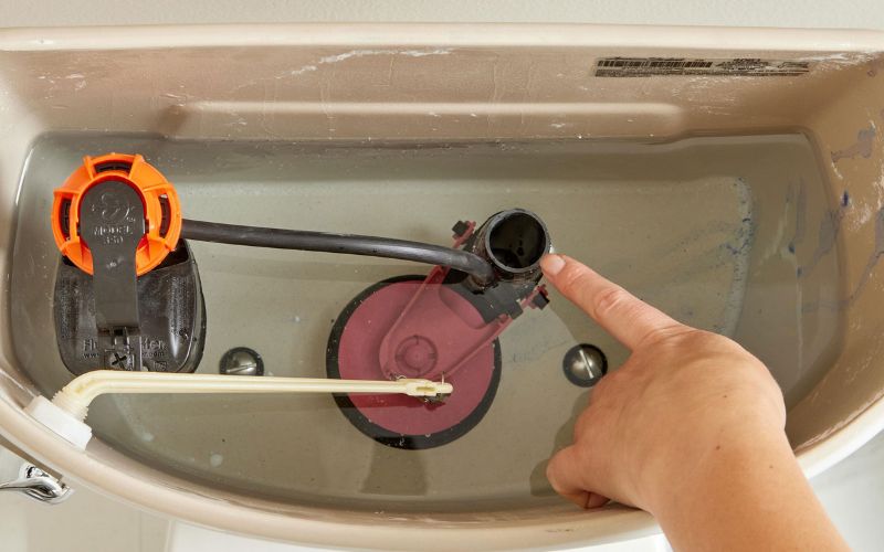 Cách sửa ống nạp bồn cầu bị tắc