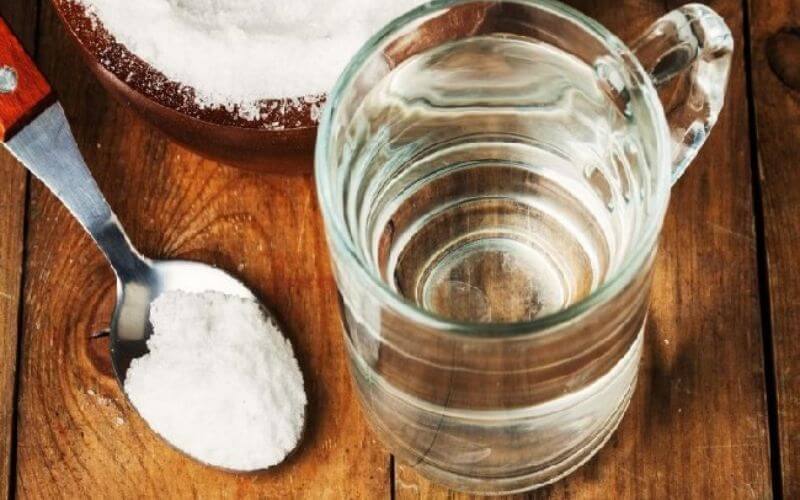 Cách thông bồn cầu với muối và giấm
