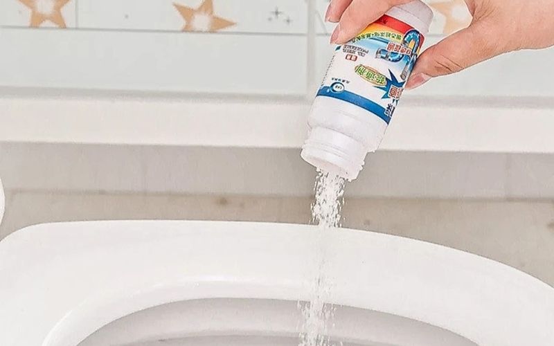 Đổ bột thông cống vào và đóng kín nắp bồn cầu