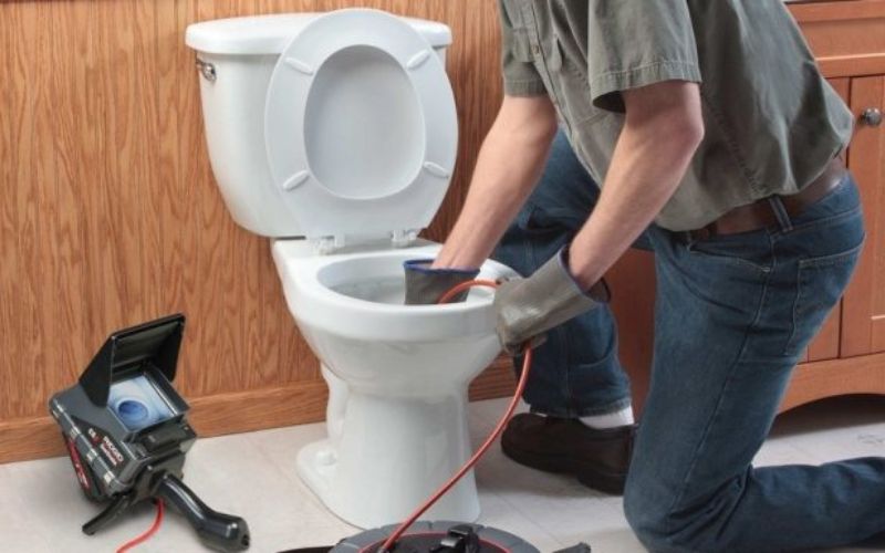 Đưa dây thông vào bồn cầu