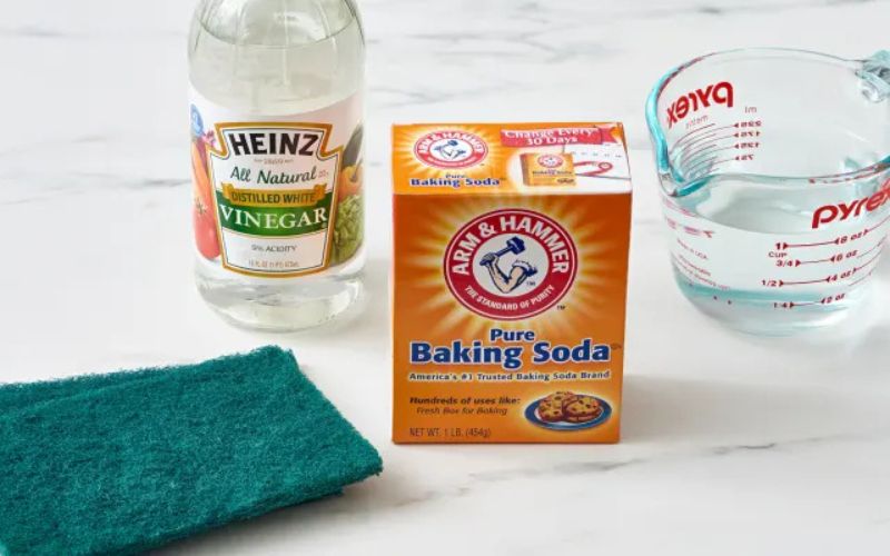 Dùng giấm và baking soda để tẩy trắng nắp nhựa bồn cầu