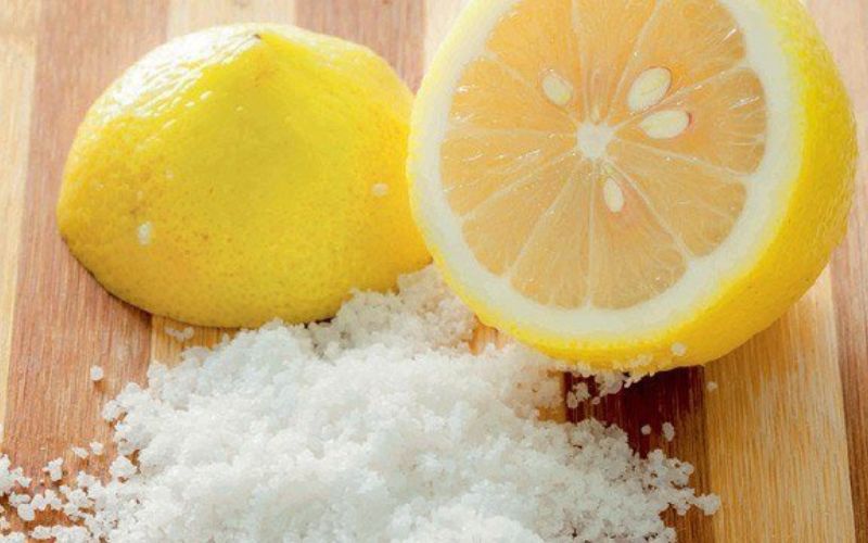 Dùng muối kết hợp với chanh tươi