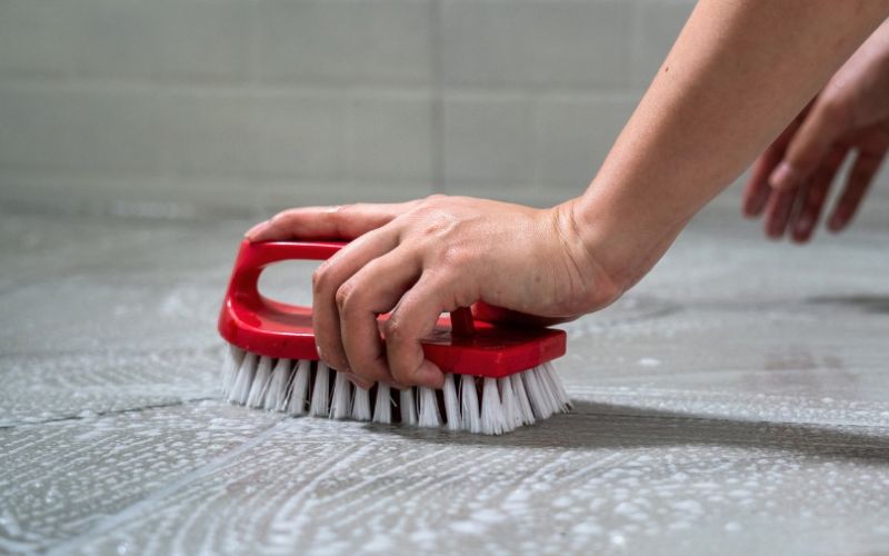 Sử dụng bàn chải lông mềm