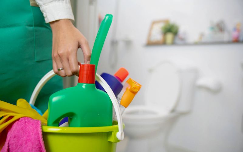 Sử dụng chất tẩy rửa và chống thấm chuyên dụng