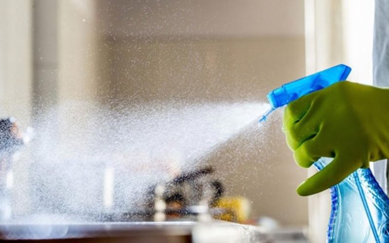Sử dụng giấm pha loãng để khắc phục vết ố do nguồn nước