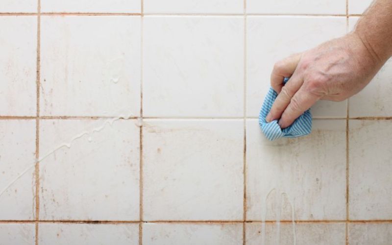 Vết ố vàng mới xuất hiện trên gạch